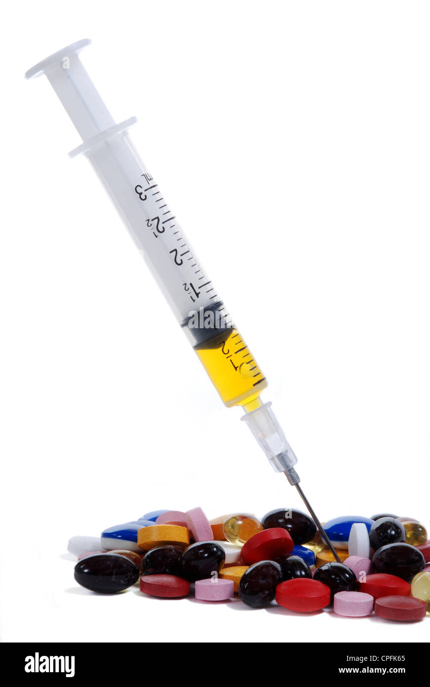 Spritze und Vielzahl von Pillen. Isoliert auf weiss. Stockfoto
