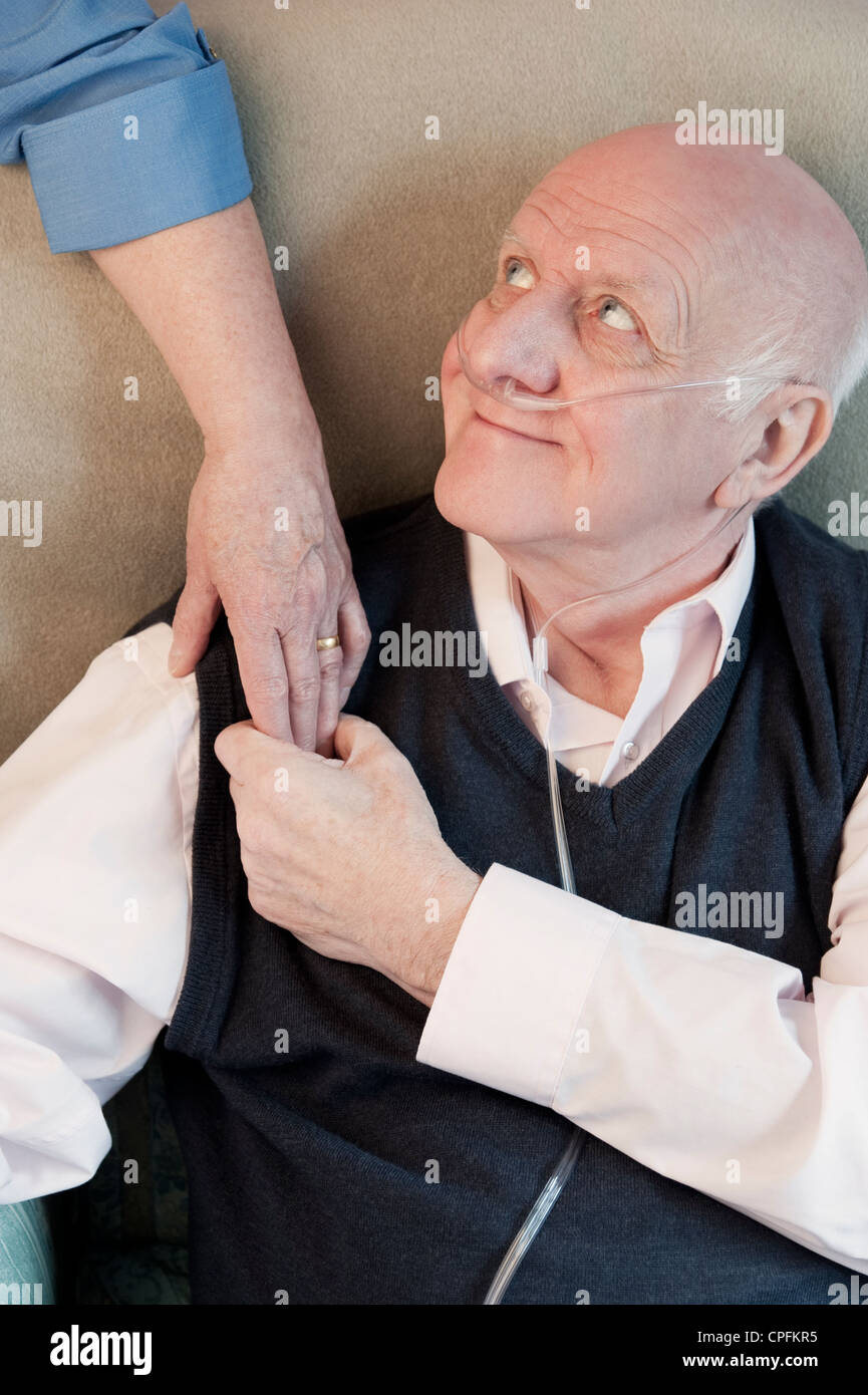 Älterer Mann mit einem Pfleger oder Krankenschwester bietet eine tröstende Hand der Unterstützung Stockfoto