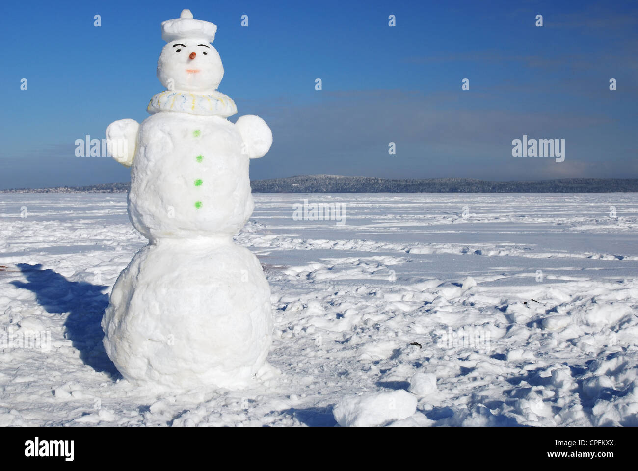 Schneemann auf einem winterlichen sonnigen Tag gegen blauen Himmel Stockfoto