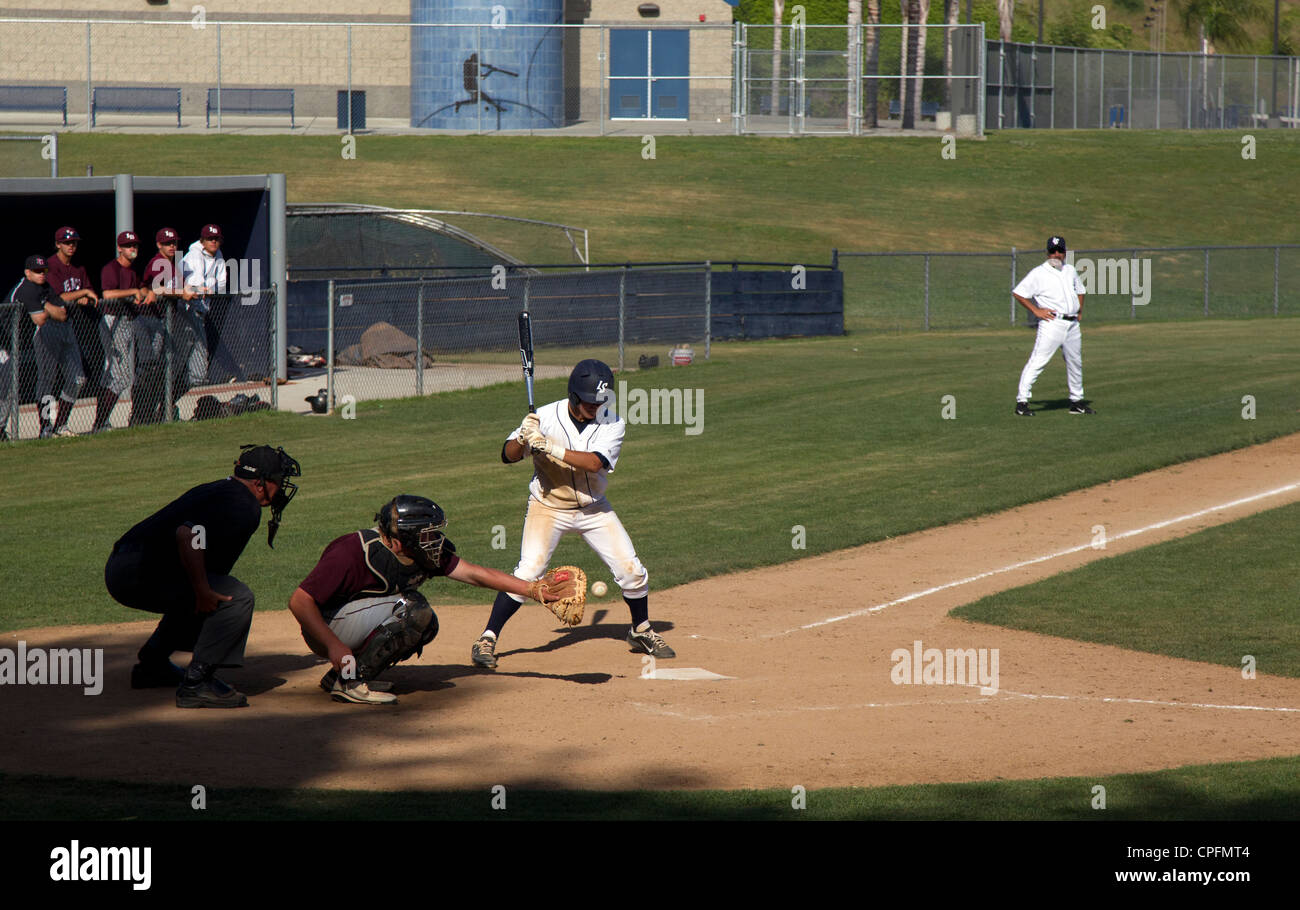 Der Ball ist dabei, in das Baseballspiel der Highschool von Catcher einzusteigen Stockfoto