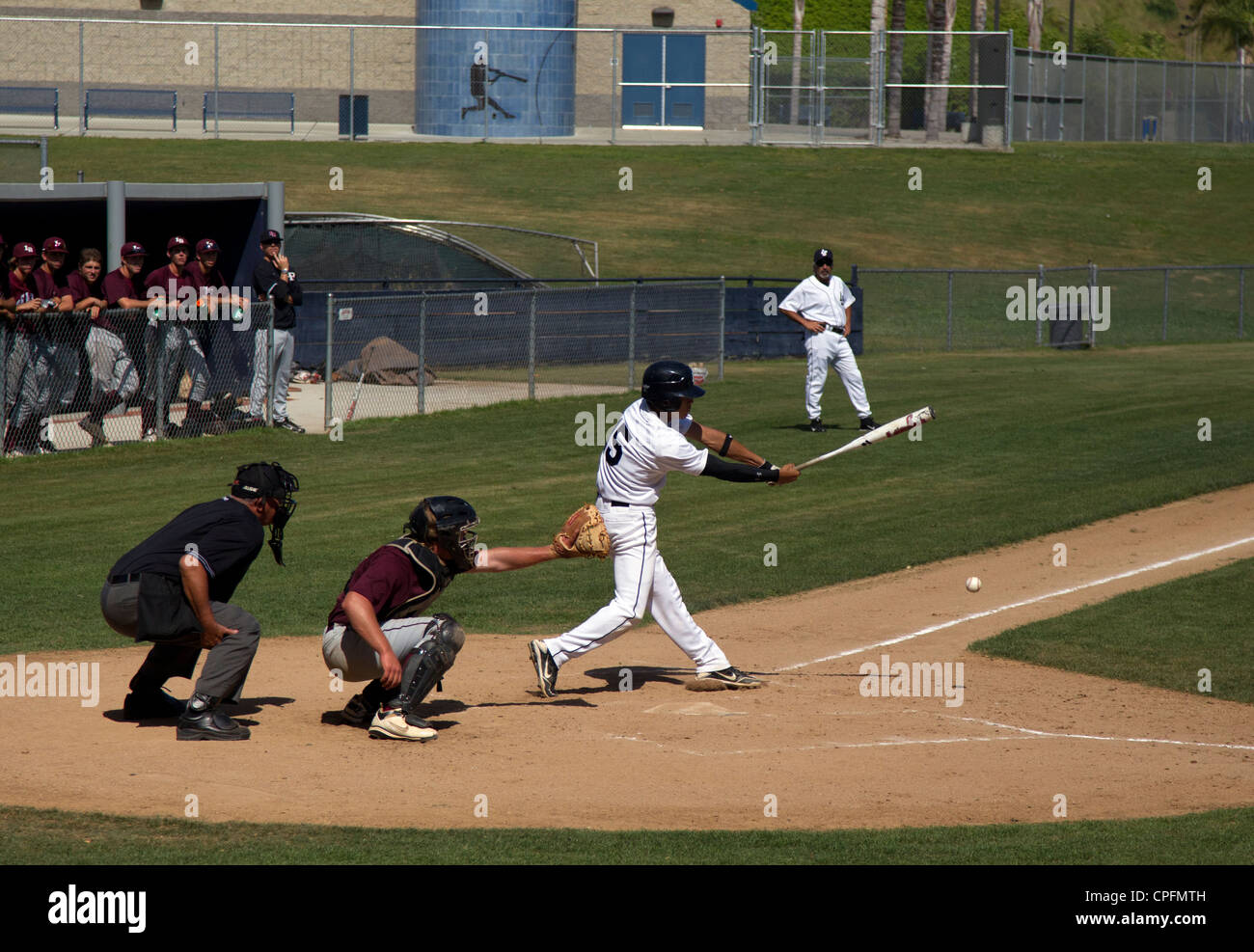 Batter Swinging beim Pick High School Baseball Game Stockfoto