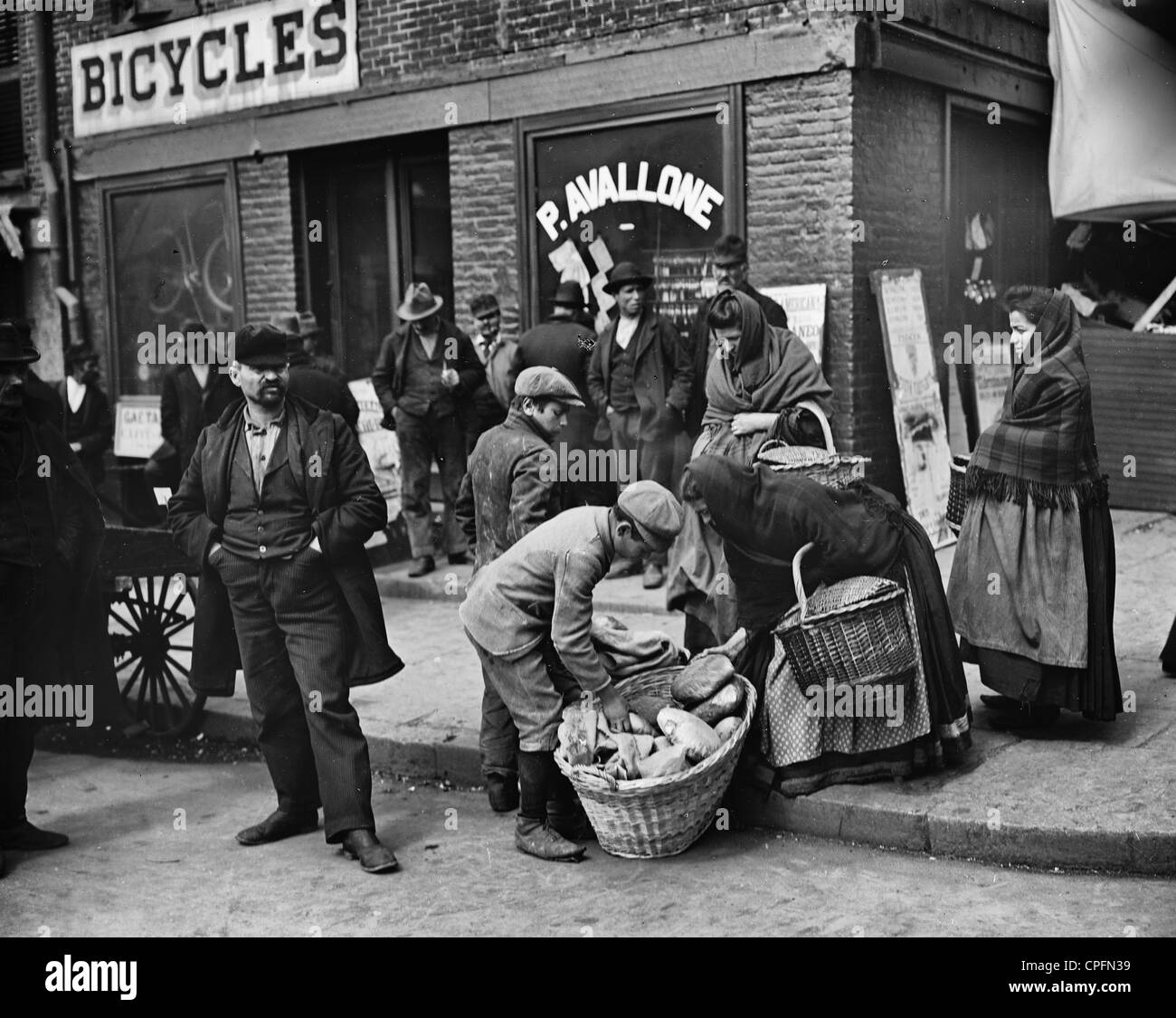 Italienisches Brot Hausierer, Mulberry St., New York City, ca. 1903 Stockfoto