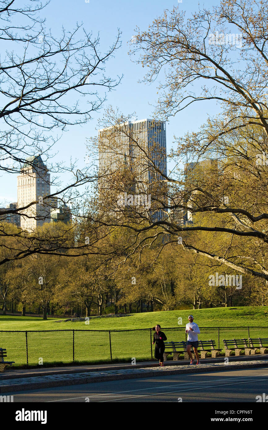 New York City Central Park Frühlingsmorgen mit Läufer, Jogger, Läufer und Jogger. Stockfoto