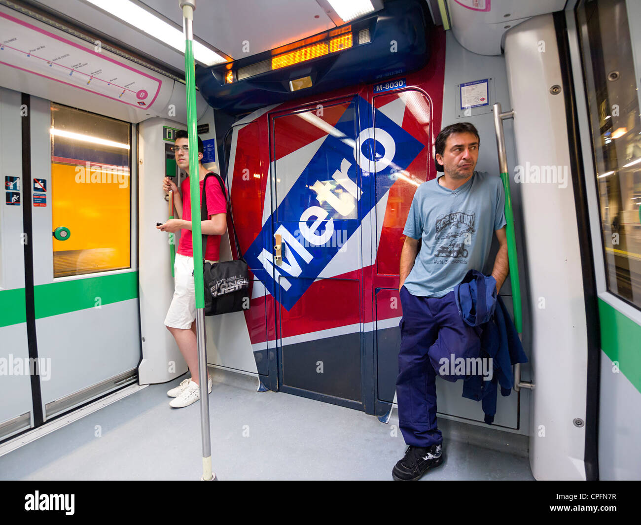 Zwei Männer in unterirdische u-Bahn Wagen in Madrid, Spanien Stockfoto