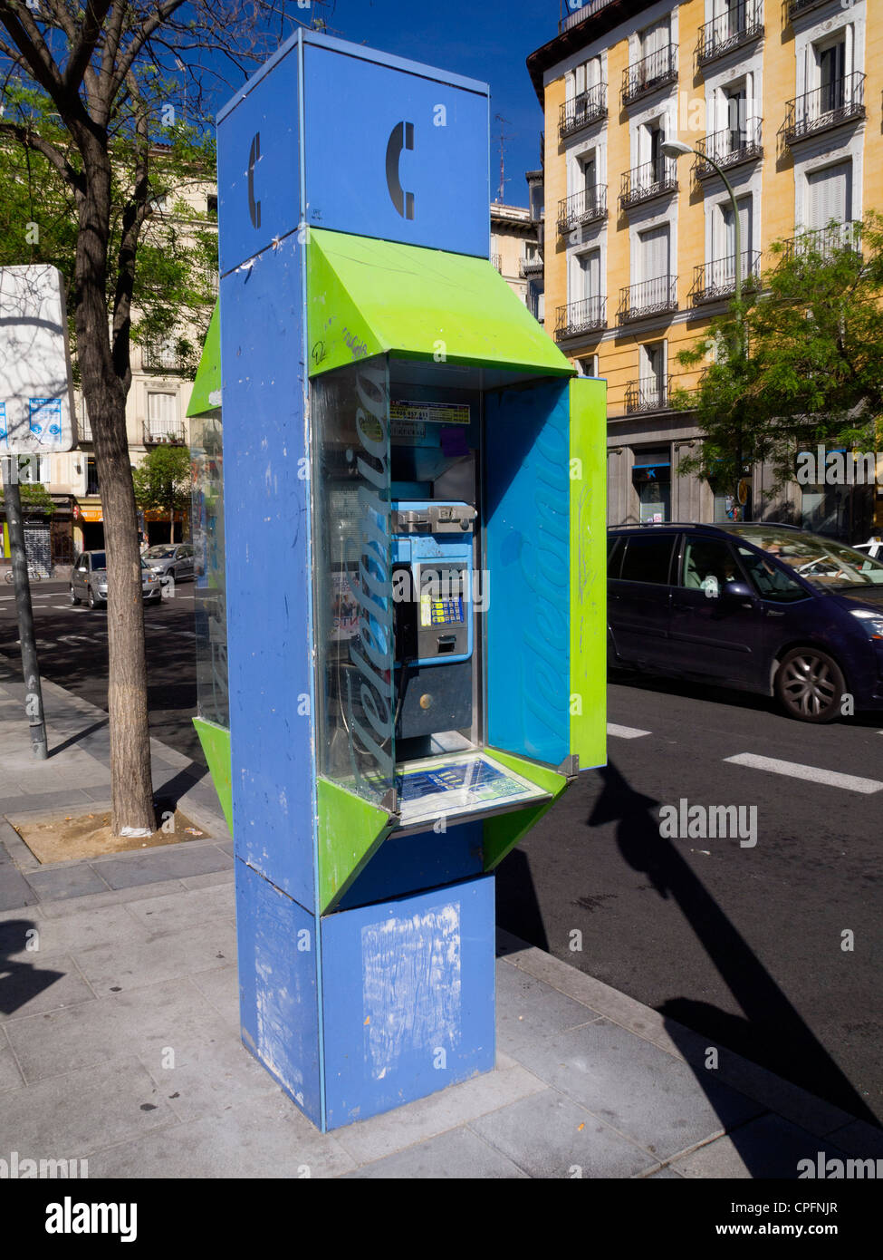 Telefonica öffentliche Telefonzelle an einer Straße in Madrid, Spanien Stockfoto