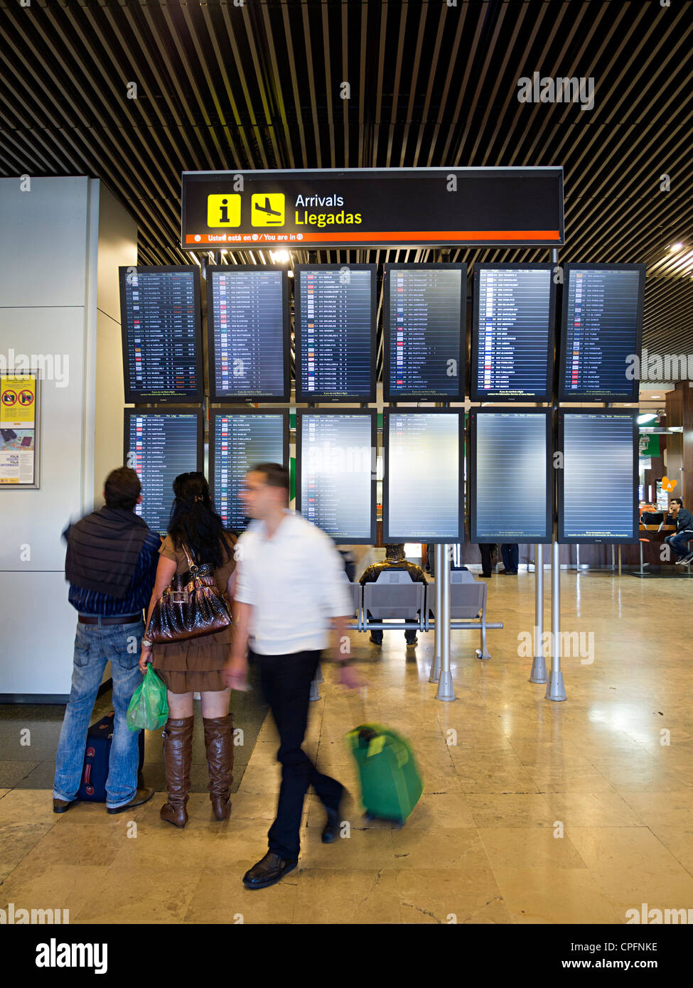 Personen an Zeitplan Flugtafel am Flughafen Barajas in Madrid, Spanien Stockfoto