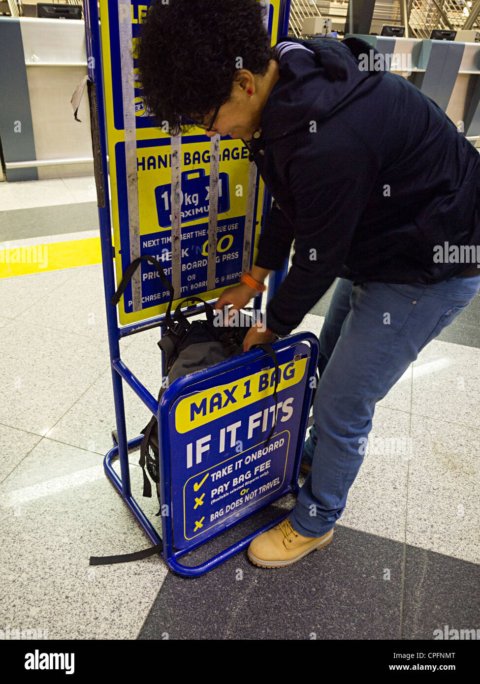 Person, die versucht, Rucksack in Ryanair Größenbeschränkung zu passen Stockfoto