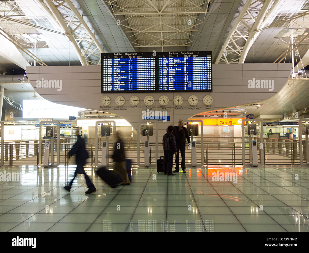 Erfolgte am Flug Zeitplan Brett bei Sá Carneiro Flughafen-terminal in Porto, Portugal Stockfoto