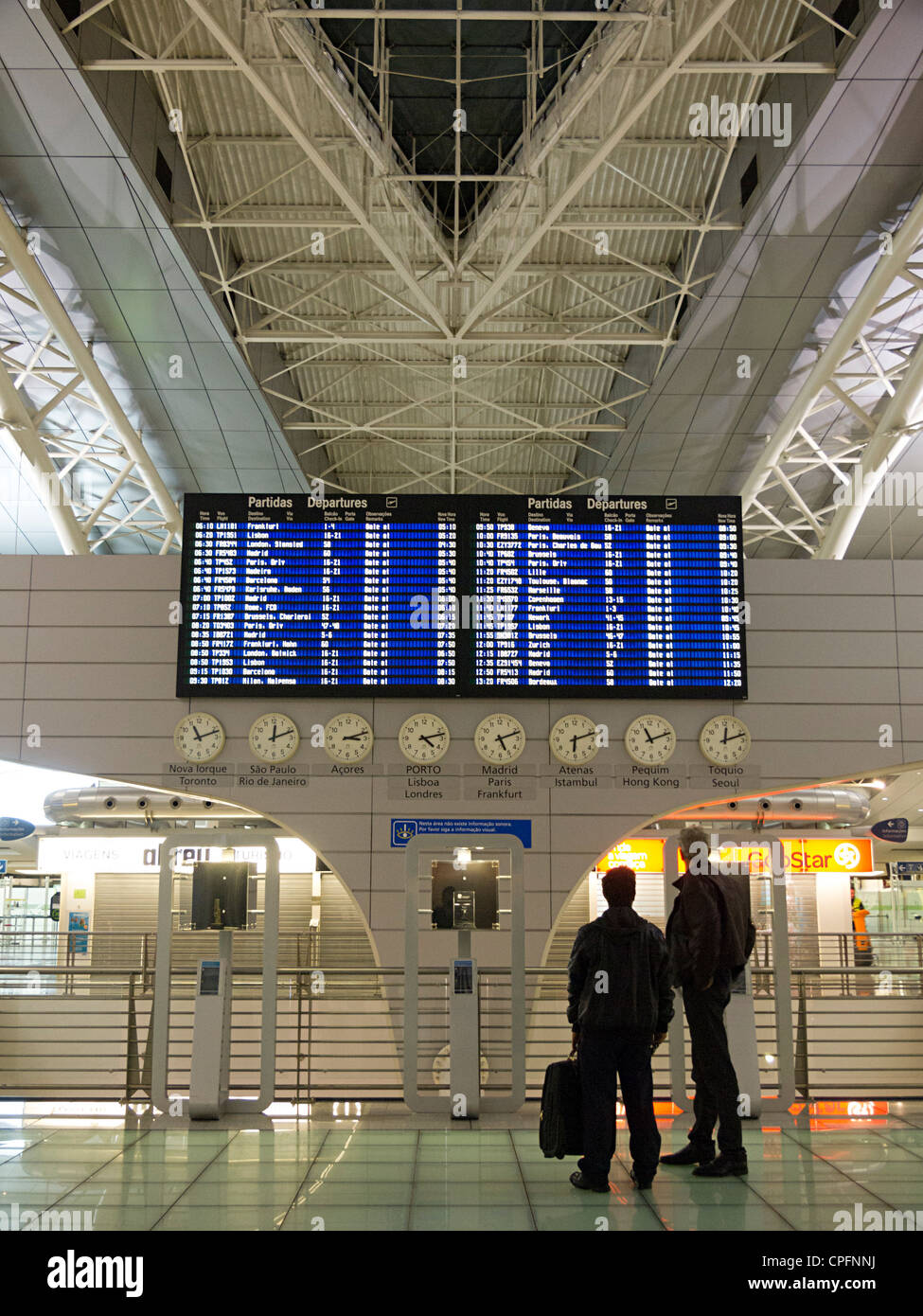 Erfolgte am Flug Zeitplan Brett bei Sá Carneiro Flughafen-terminal in Porto, Portugal Stockfoto