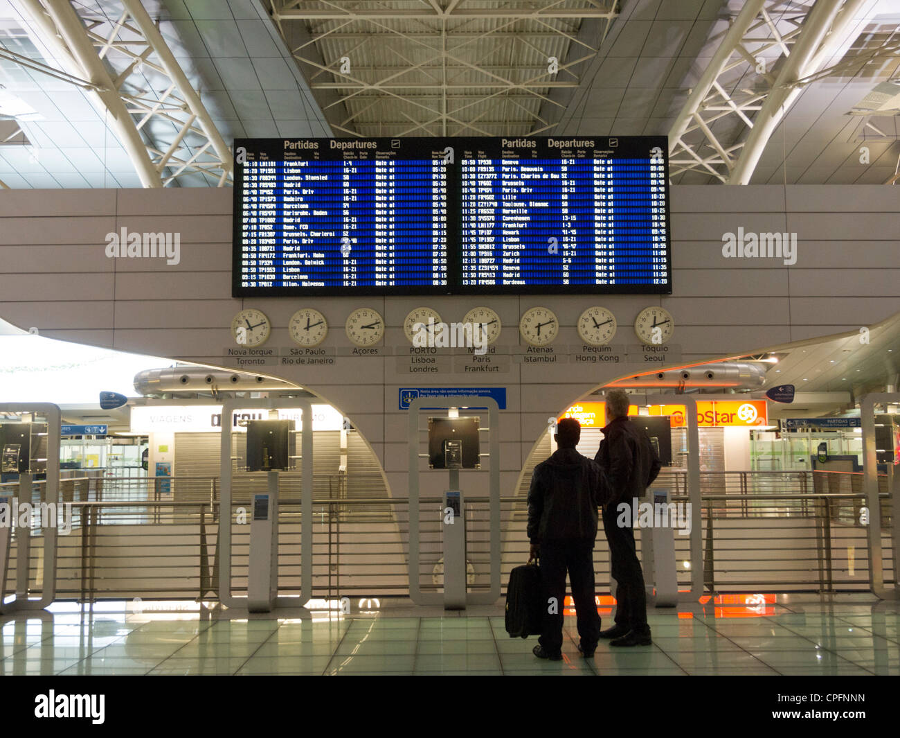 Erfolgte am Flug Zeitplan Brett bei Sá Carneiro Flughafen-terminal in Porto, Portugal Stockfoto