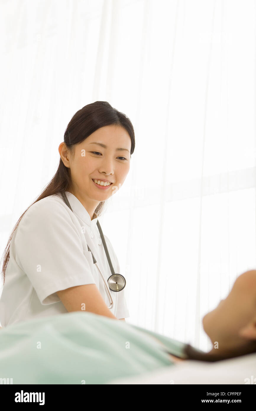 Ärztin im Gespräch mit Patienten Stockfoto