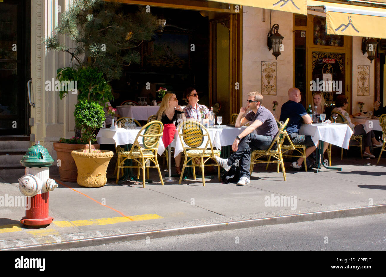 Menschen, die genießen ein al fresco Mittagessen in der Mulberry Street in New York, Little Italy Stockfoto