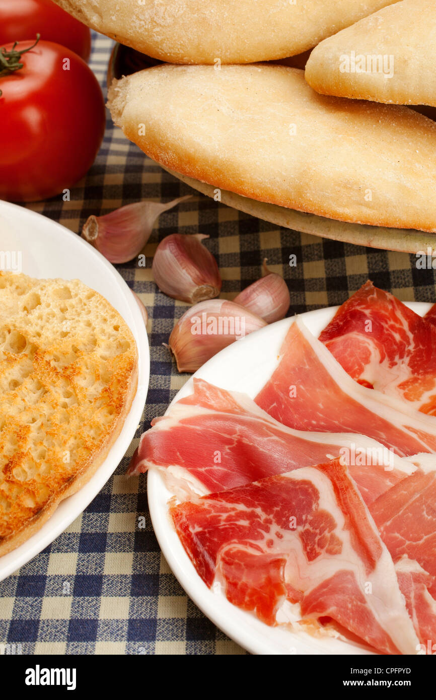 Ein typisches Frühstück Mollete mit Schinken Tomaten und Öl Antequera Malaga Andalusien Spanien Stockfoto