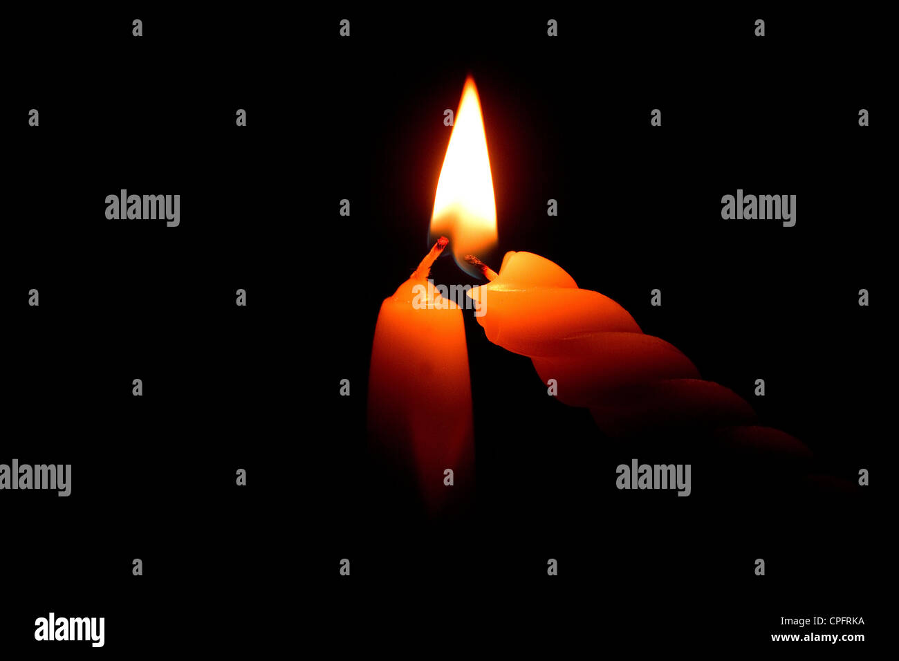 Kerzenschein mit schwarzem Hintergrund Stockfoto