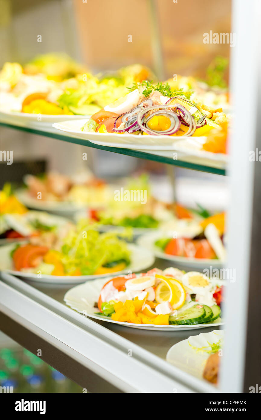 Self-Service Buffet frischer gesunder Salat Auswahl Anzeigefenster Stockfoto