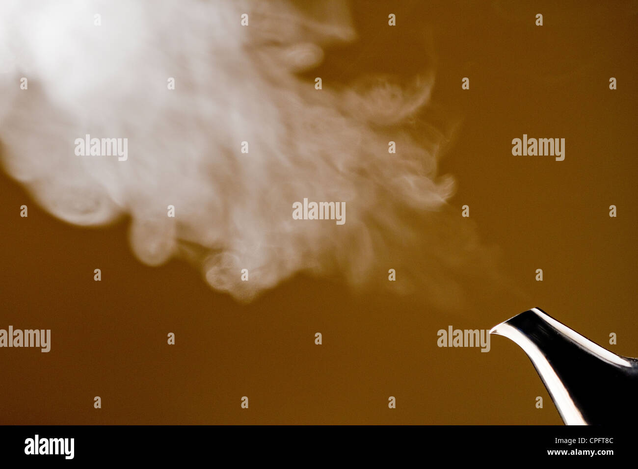 Rauch ausstoßen von Teekanne Stockfoto