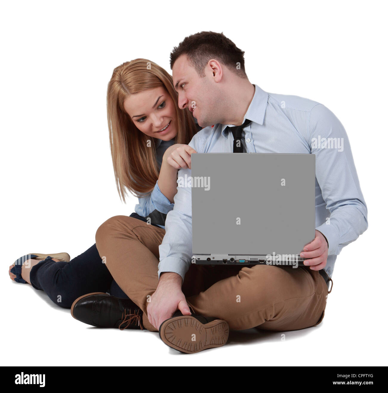 Junges Paar beisammen sitzen und arbeiten auf einem laptop Stockfoto