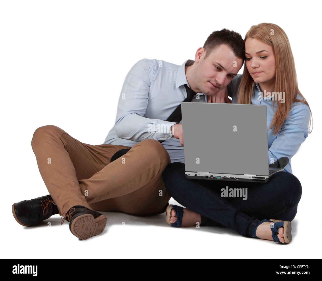 Junges Paar beisammen sitzen und arbeiten auf einem laptop Stockfoto