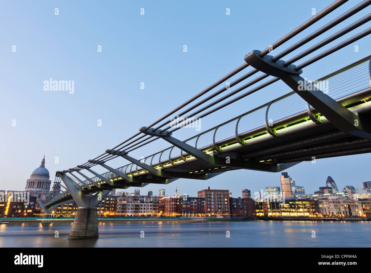 England, London, Millennium Bridge, Themse und Skyline der Stadt-Bereich Stockfoto