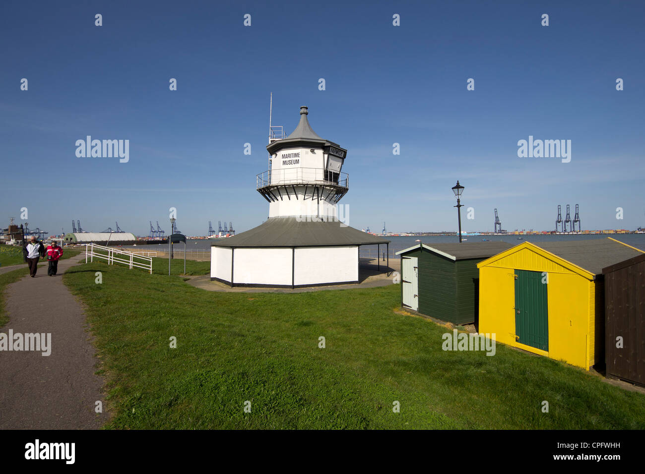 Die alten Low-Leuchtturm an der Küste von Harwich beherbergt eine kleine Maritime Museum Stockfoto