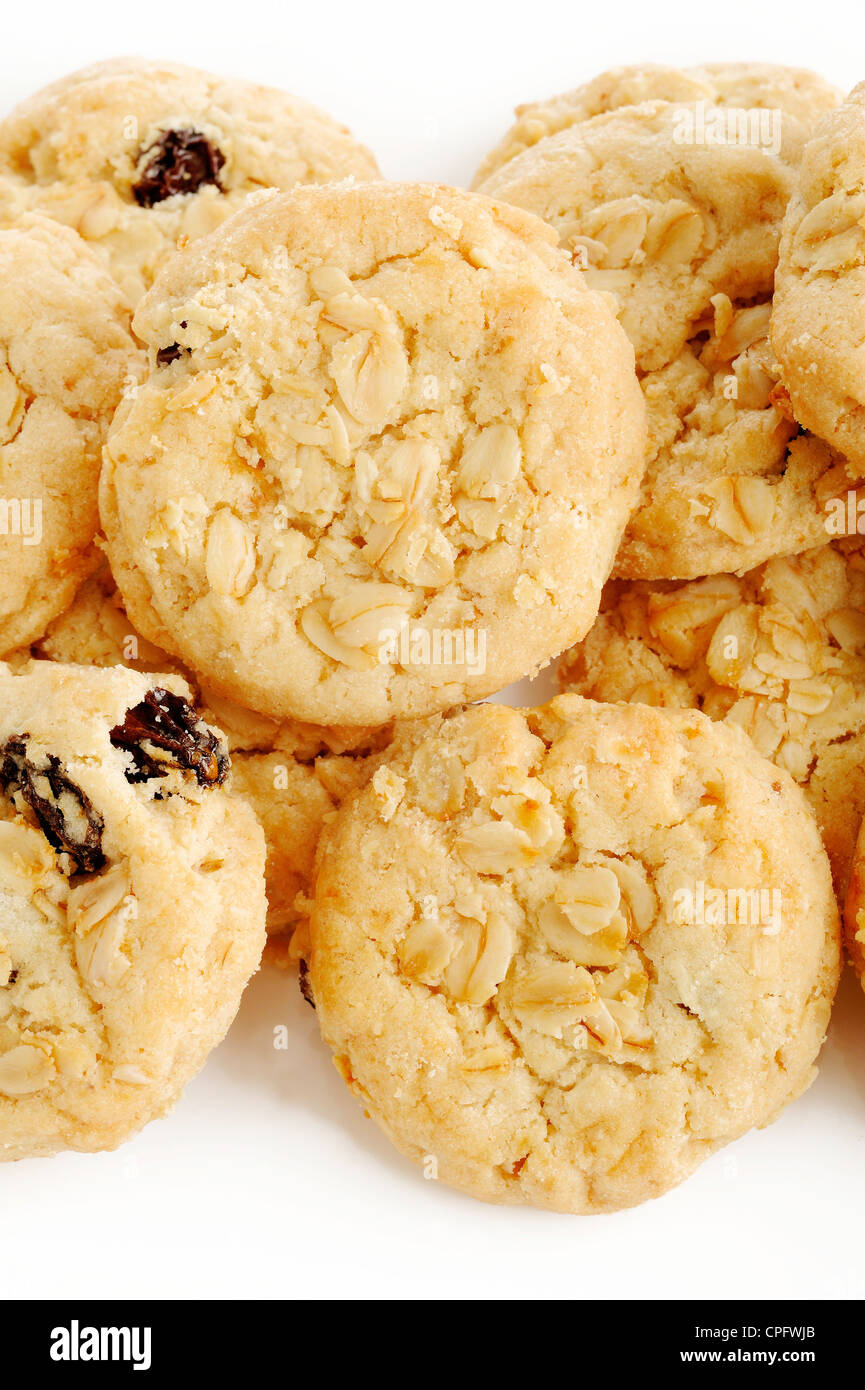 Haferflocken-Cookies mit Rosinen auf weiß Stockfoto