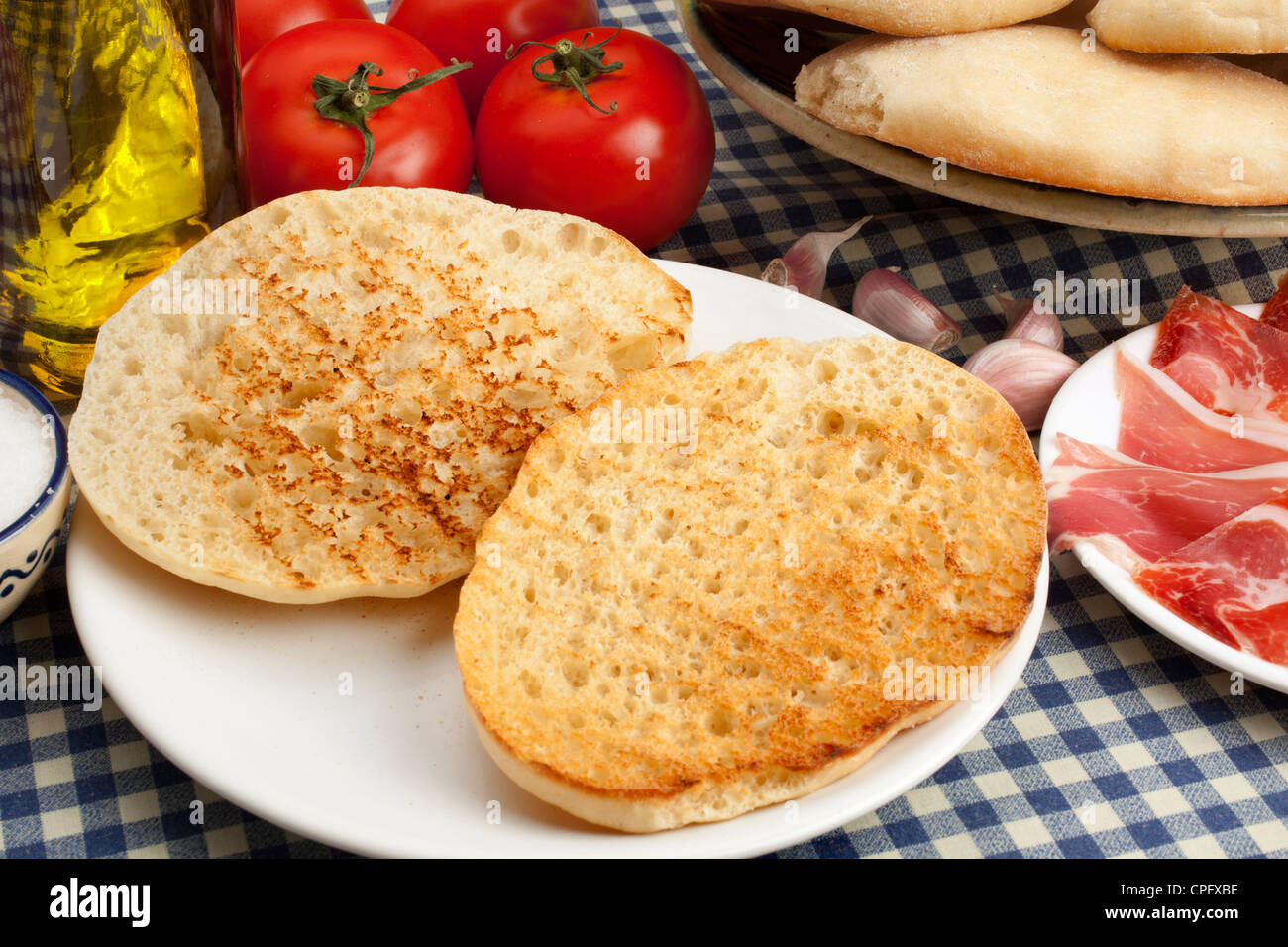 Ein typisches Frühstück Mollete mit Schinken Tomaten und Öl Antequera Malaga Andalusien Spanien Stockfoto