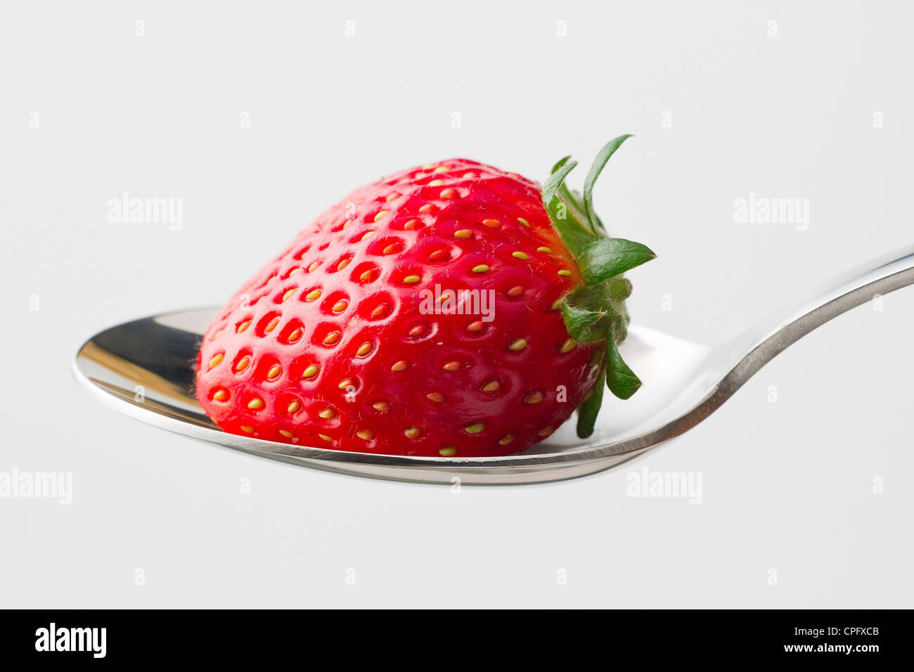 Erdbeere auf Löffel Stockfoto