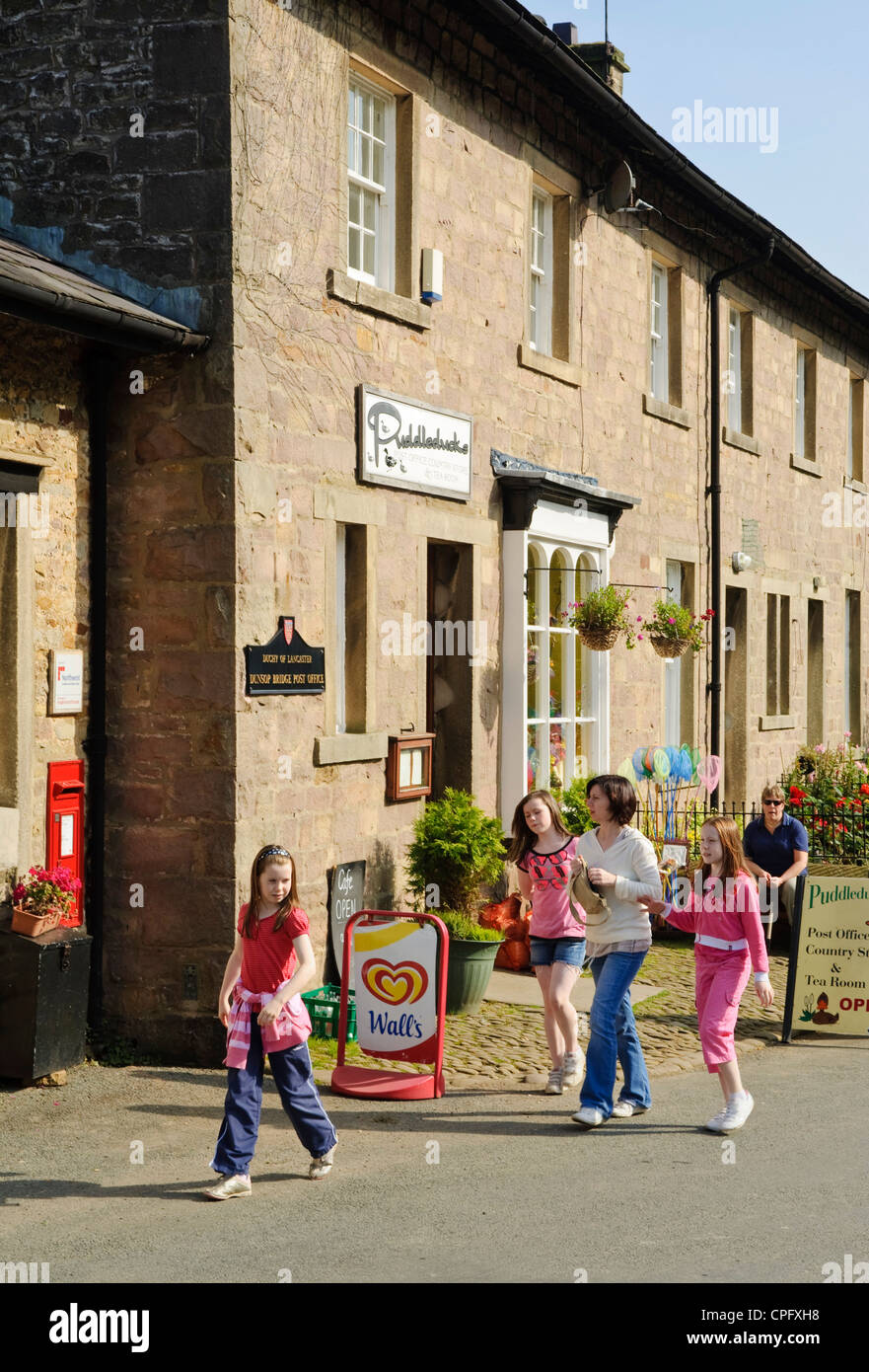 Familie vor Café bei Dunsop Bridge in den Wald von Bowland Lancashire England, sagte das Zentrum von Großbritannien Stockfoto