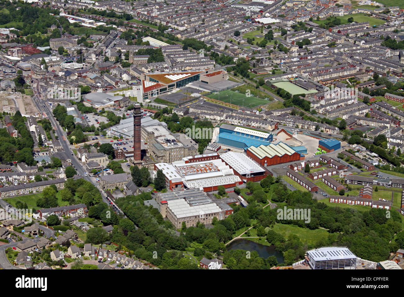 Luftbild der Stadt Darwen einschließlich des indischen Mühlkamins Lancashire Stockfoto