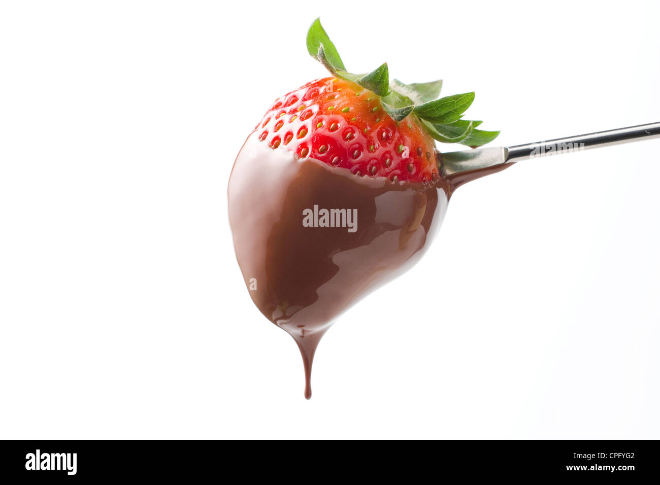 Schneiden Sie aus Schokolade getauchte Erdbeeren Stockfoto