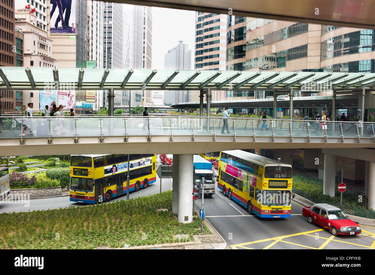 Autos, Taxis, Busse und Fußgänger im Stau im Zentrum von Hongkong. Stockfoto
