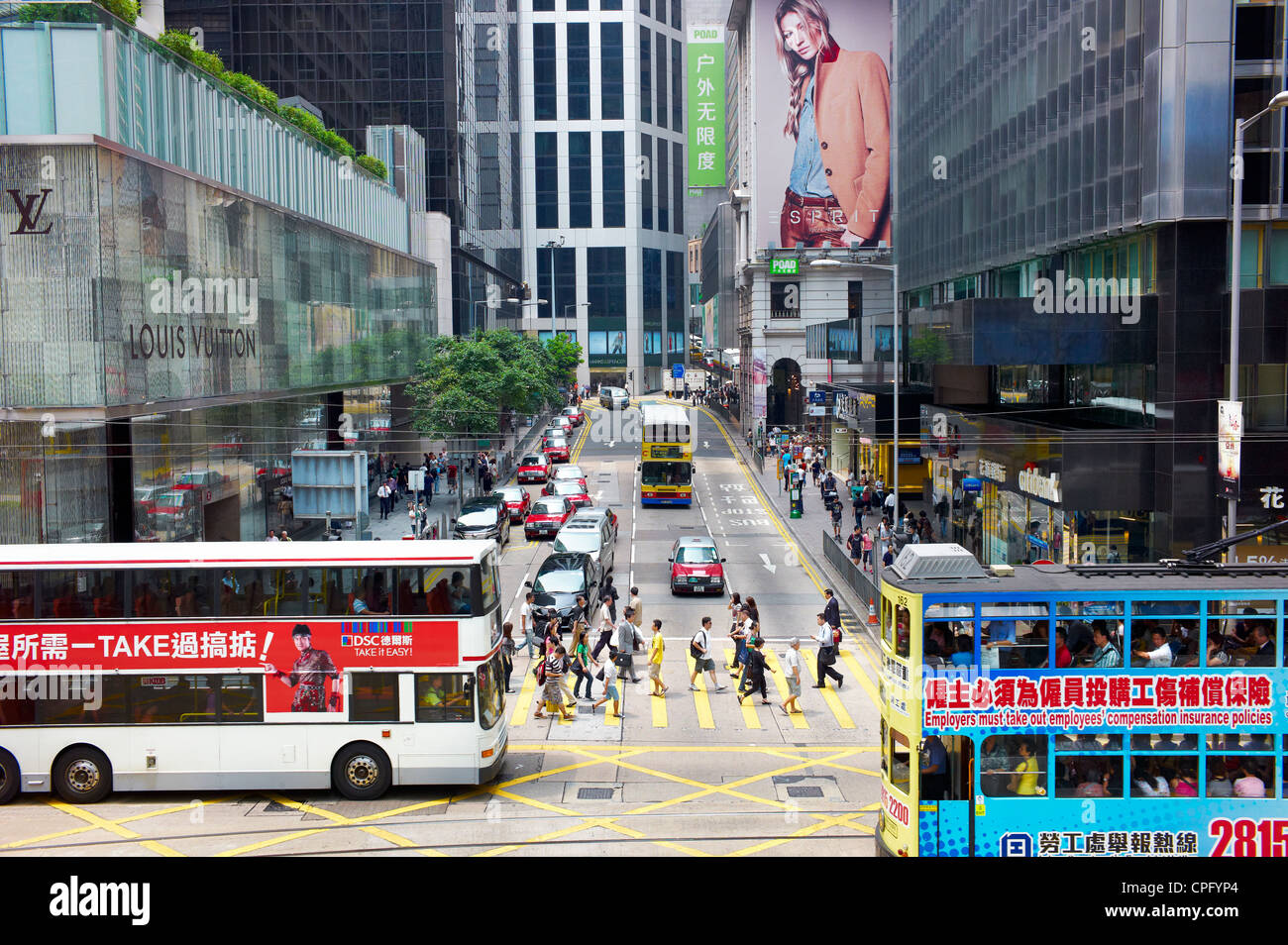 Autos, Taxis, Bussen und Menschen im Stau im Zentrum von Hongkong. Stockfoto