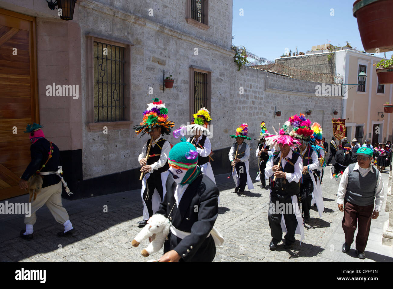 Hochzeitszug mit traditionell gekleideten Peruaner, Arequipa, Peru Stockfoto