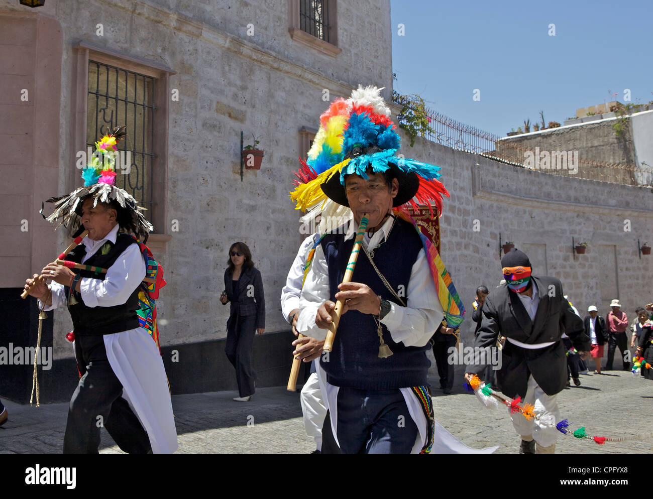 Hochzeitszug mit traditionell gekleideten Peruaner, Arequipa, Peru Stockfoto
