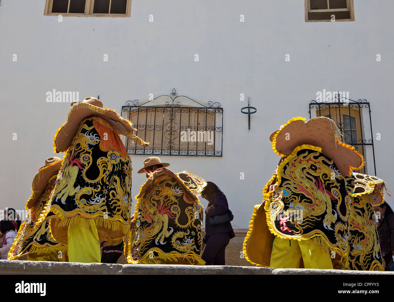 Hochzeitszug mit traditionell gekleideten Peruaner, Arequipa, Peru Stockfoto
