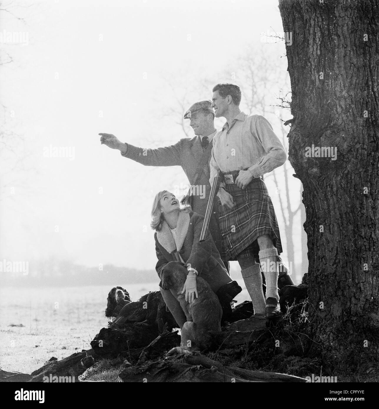Anzeige von sechziger Jahre Förderung der schottischen gemachte Zigaretten; ein Mann in einem Kilt mit einer jungen Frau und Hunde auf der Bank ein Loch. Stockfoto