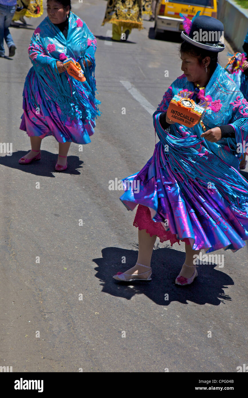Hochzeitszug mit traditionell gekleideten Peruaner, Arequipa, Peru Stockfoto