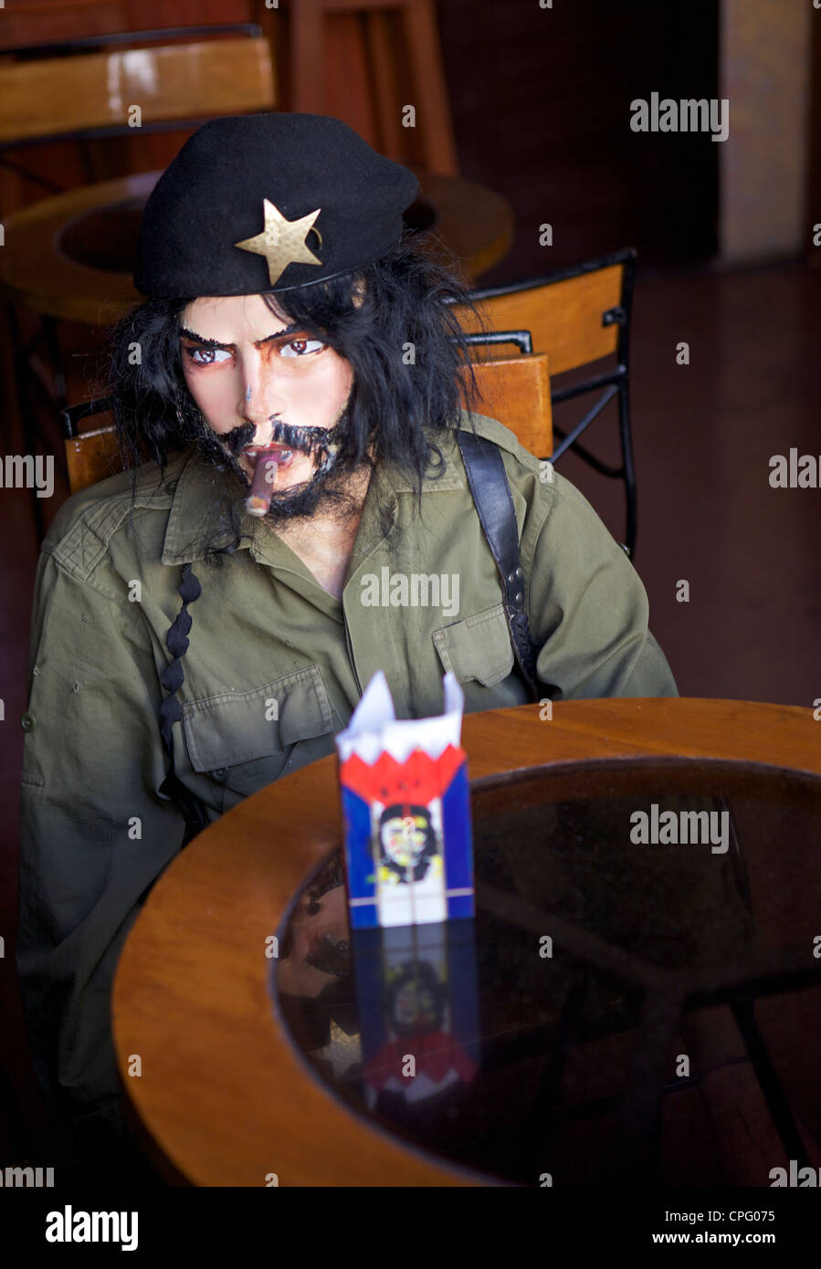 Modell des Che Guevara, sitzen am Tisch hinter Gittern Stockfotografie -  Alamy