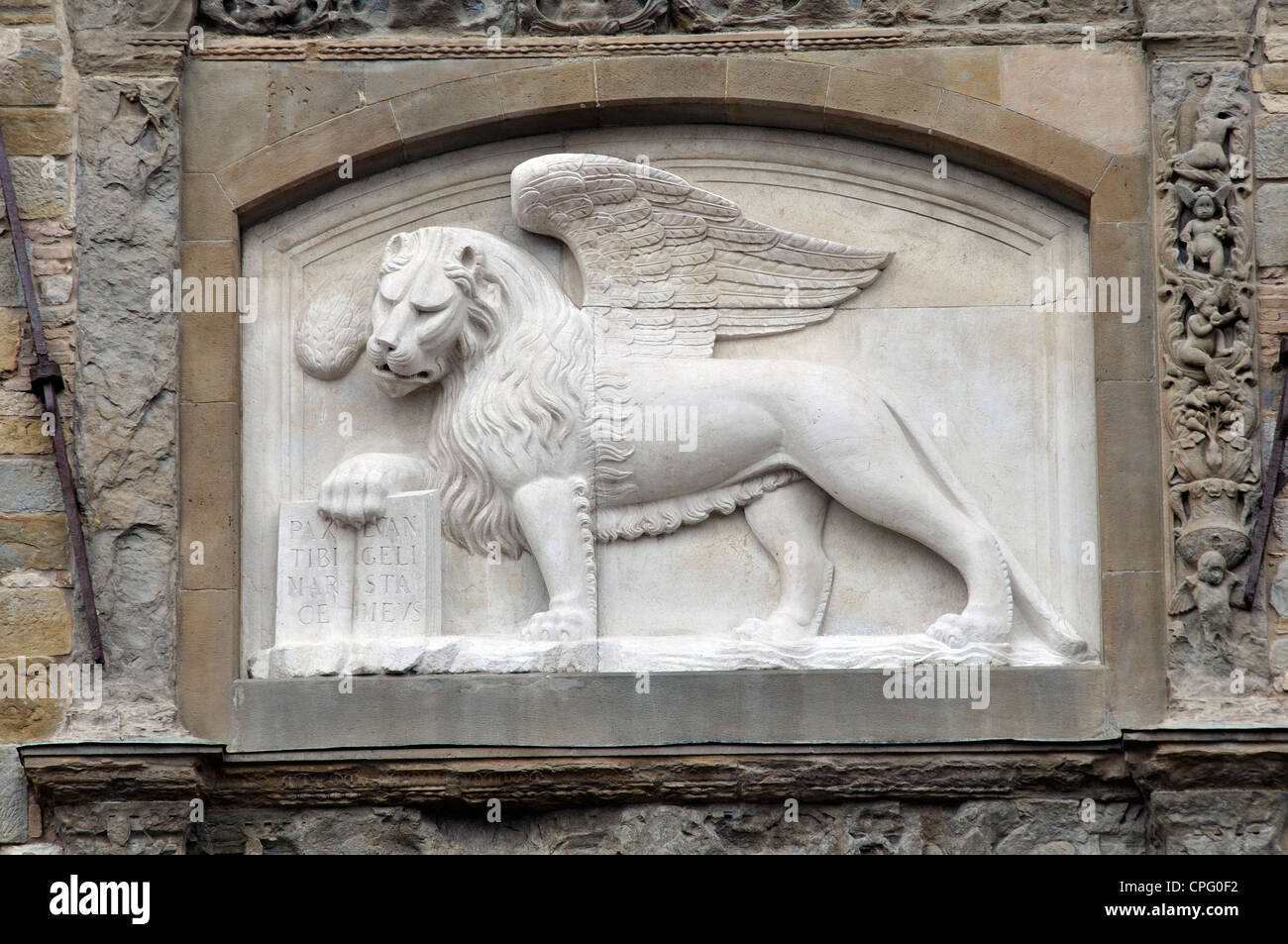 Italien, Lombardei, Bergamo, Bergamo Alta, Piazza Vecchia, Region Palast, S. Marco geflügelte Löwe, Statue. Stockfoto