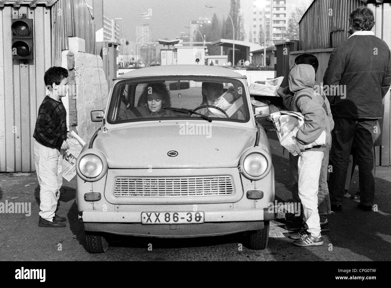 Ein Trabant, überqueren den Checkpoint am Heinrich-Heine-Straße, Berlin, Deutschland Stockfoto