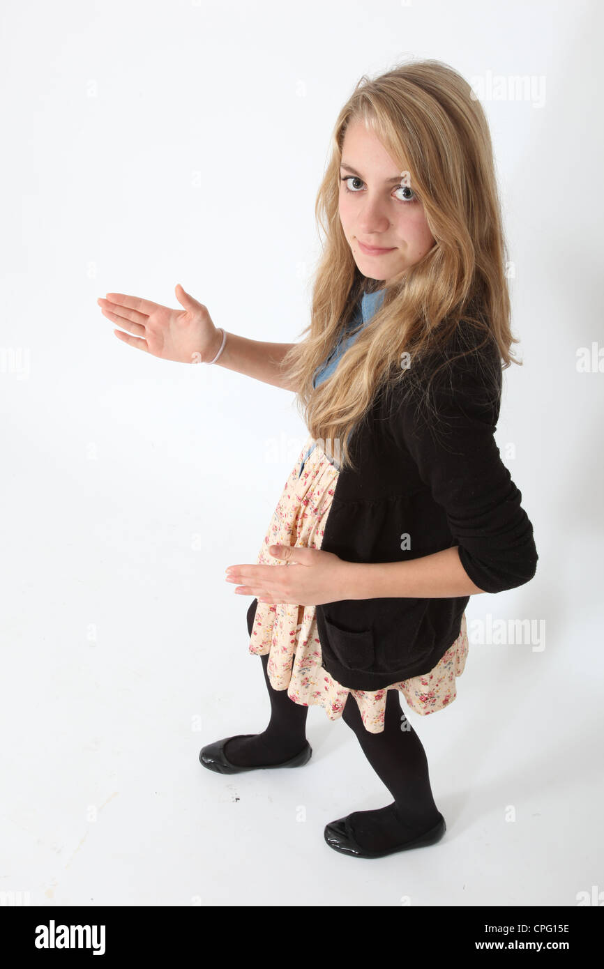 Junge Teenager-Mädchen auf der ständigen Suche Kamera Hände in einer Roboter-Bewegung Stockfoto