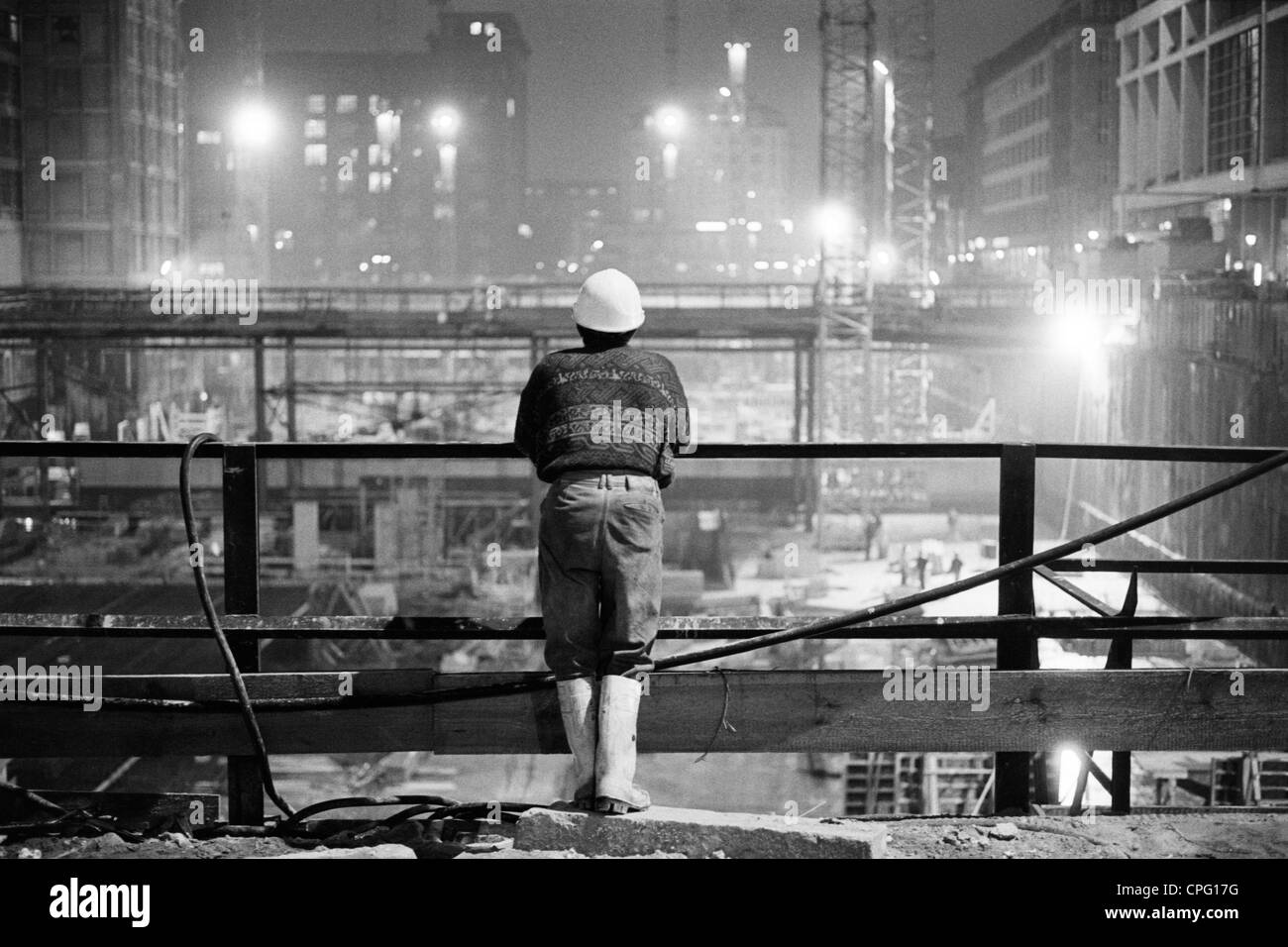 Bauarbeiter, stützte sich auf ein Hindernis, Berlin, Deutschland Stockfoto