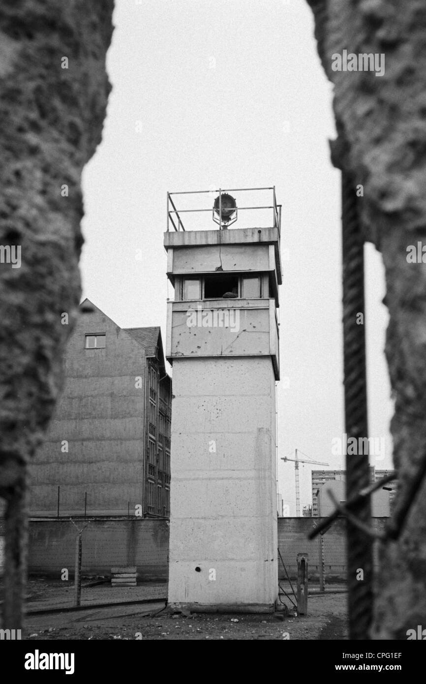 Ein Wachturm am Checkpoint Charlie, Berlin, Deutschland Stockfoto