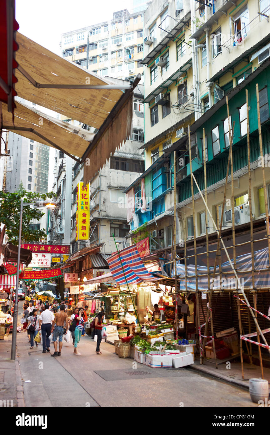 Straßenverkäufer auf einer nassen Markt im Zentrum von Hong Kong, China. September 2011. Stockfoto