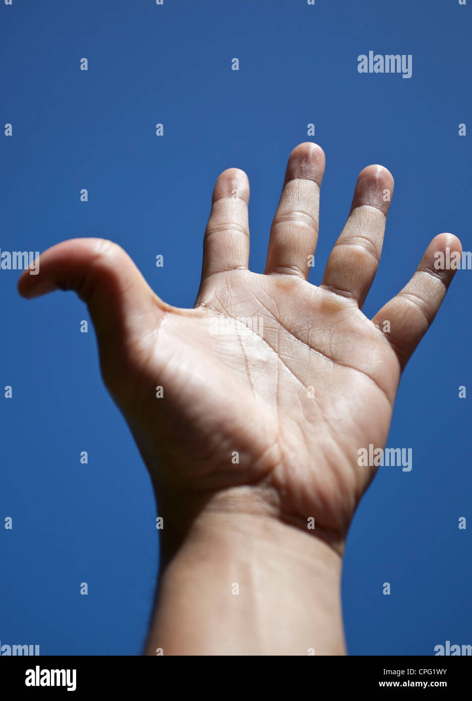 Männliche Hand mit doppelt gegliederte Daumen nach hinten, gebogen, gegen blauen Himmel, London, England, UK Stockfoto