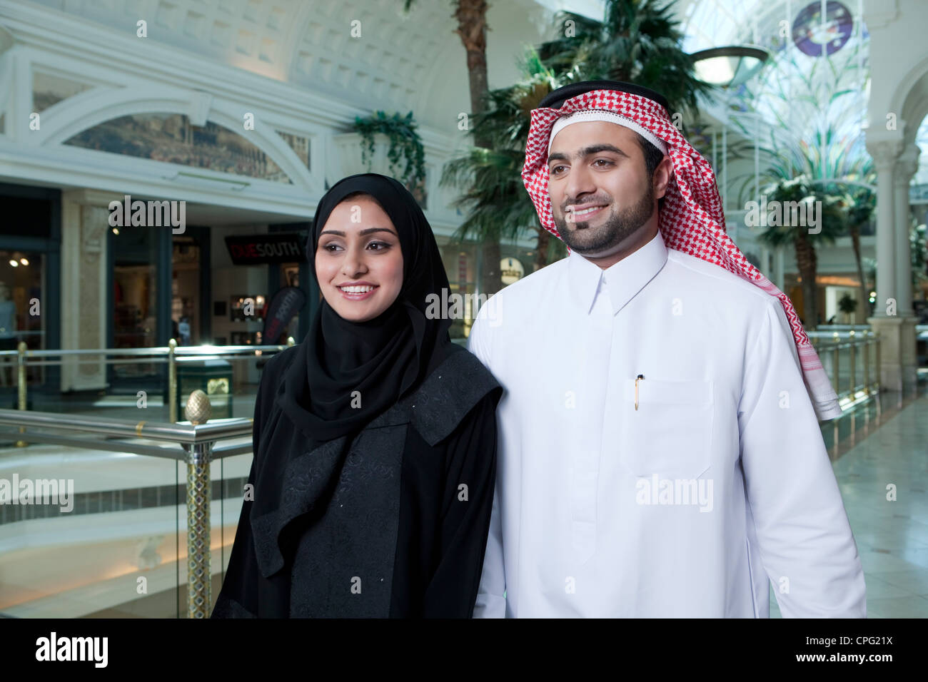 Arabische paar Shopping mall, lächelnd. Stockfoto