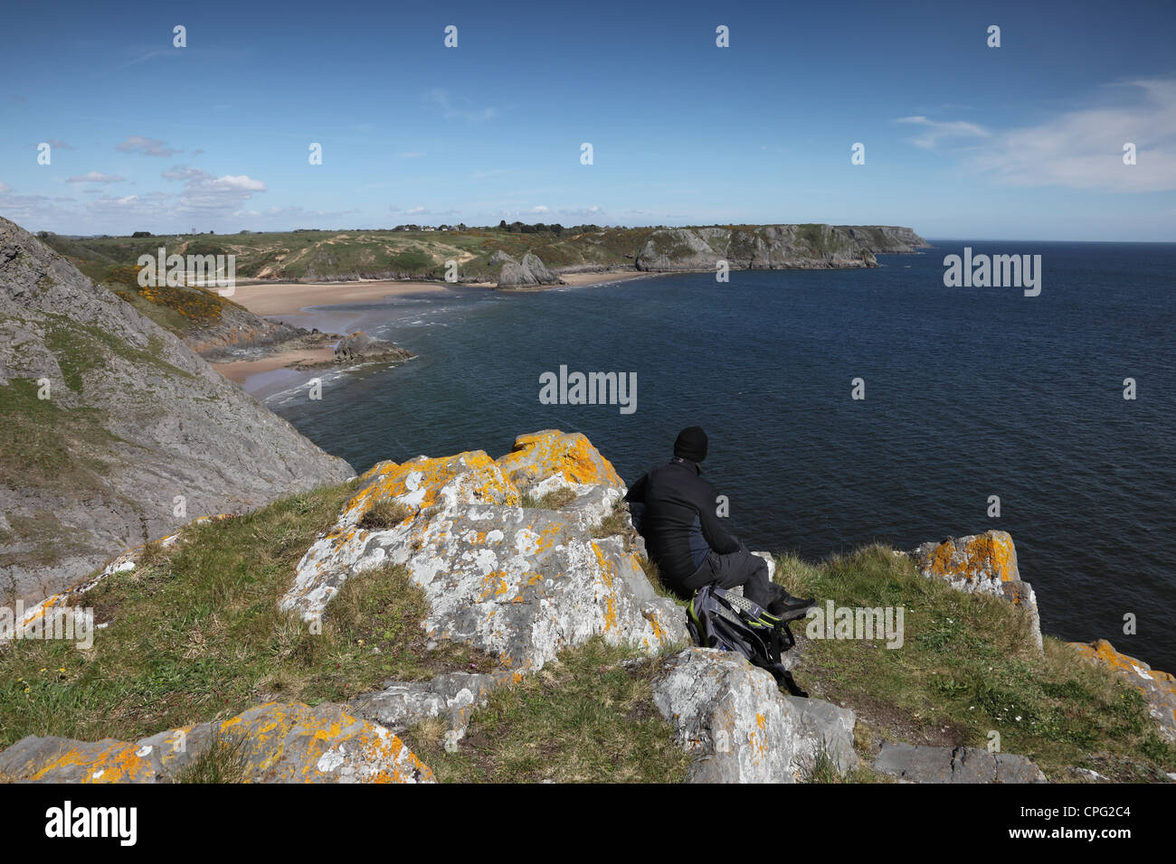 Walker, genießen die Aussicht über drei Klippen Bucht von großen Torr Penmaen Burrows Gower Wales UK Stockfoto