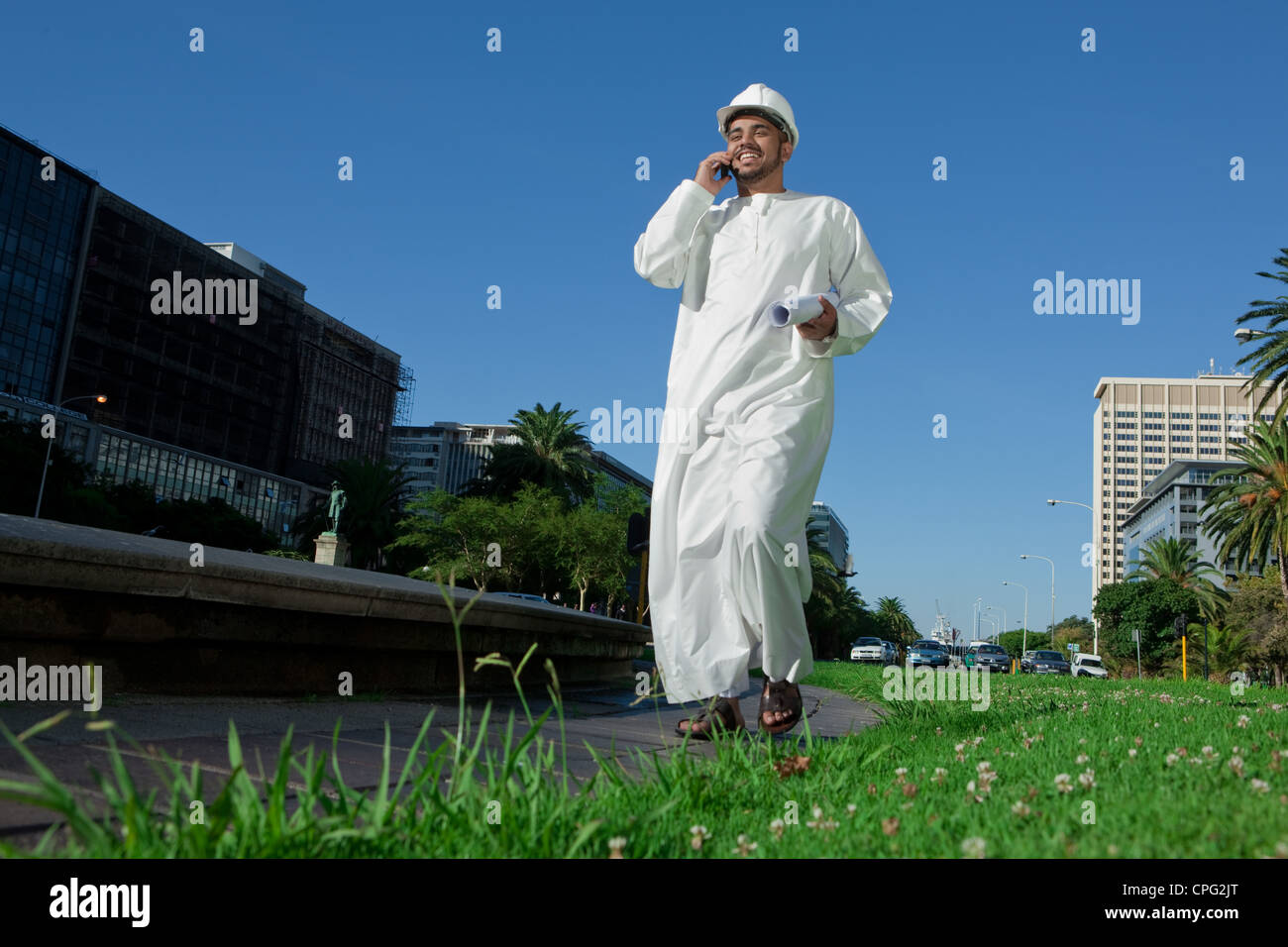 Arabische Architekt mit Handy, gehen auf der Straße. Stockfoto