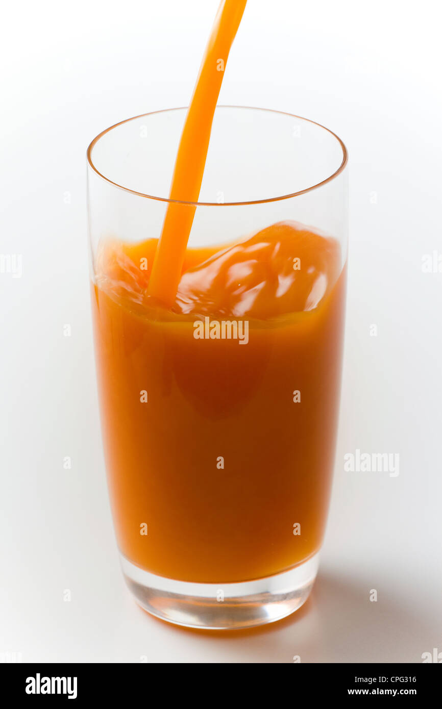 Frischer Saft Abfüllen in Glas Stockfoto