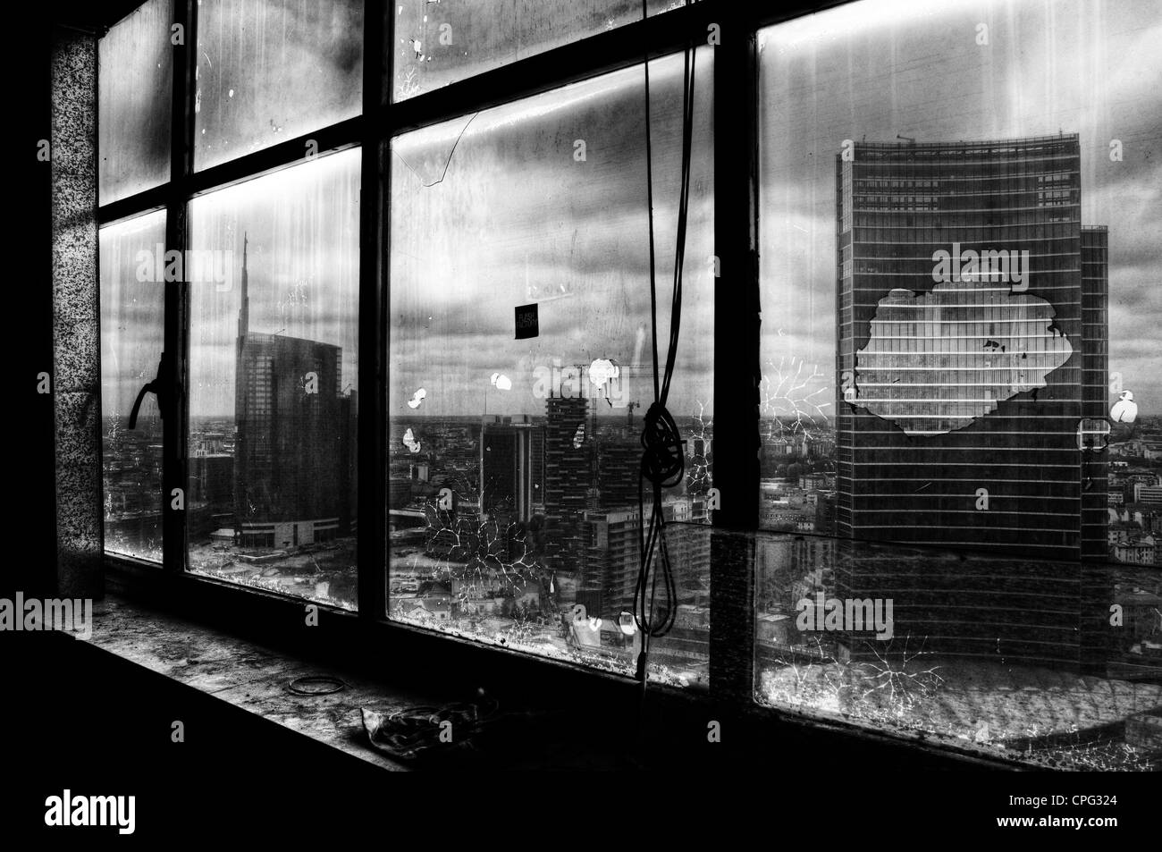 Panorama von Mailand (Italien) von einem verlassenen Wolkenkratzer-Fenster aus gesehen Stockfoto